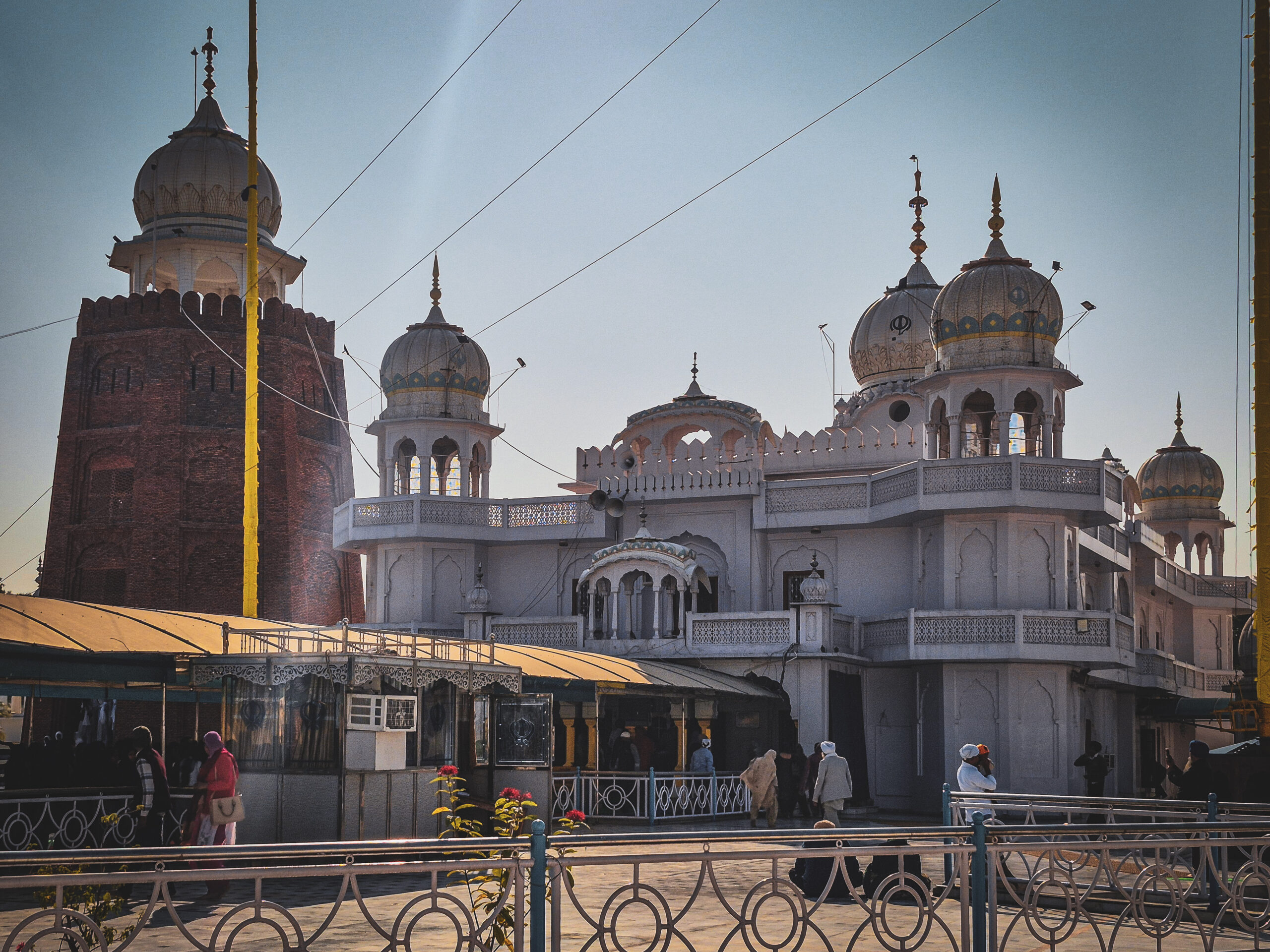 Front view of the white gurdwara complex of Takht Sri Damdama Sahib in Talwandi Sabo, Punjab.
